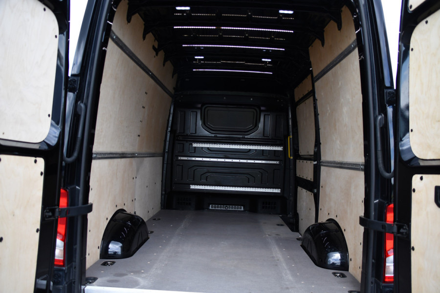 Volkswagen Crafter 35 2.0 TDI L3H3 4Motion Black Edition Full options! Adaptieve Cruise, Camera, Carplay, Stoelverwarming, LED, 4x4, Automaat, 177pk, Clima, Trekhaak, Uniek!