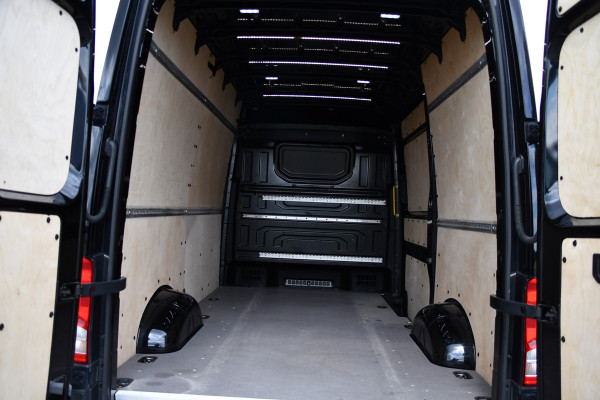 Volkswagen Crafter 35 2.0 TDI L3H3 4Motion Black Edition Full options! Adaptieve Cruise, Camera, Carplay, Stoelverwarming, LED, 4x4, Automaat, 177pk, Clima, Trekhaak, Uniek!