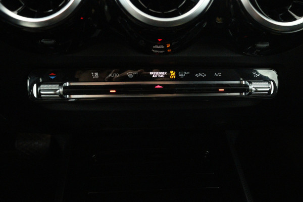Mercedes-Benz Glb 200 Advantage (CAMERA, CRUISE. TREKHAAK, LED, STUURBEDIENING, WIDESCREEN)