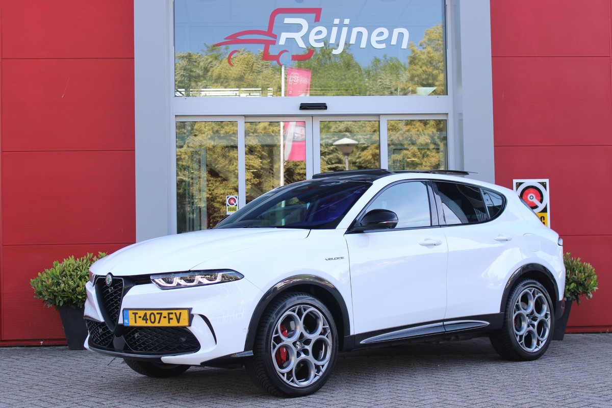Alfa Romeo Tonale PHEV 280PK VELOCE | PANORAMISCH SCHUIF/KANTEL DAK | PREMIUM PACK: LEDEREN BEKLEDING/GEVENTILEERDE VOORSTOELEN/4-VOUDIG ELEKTRISCH VERSTELBARE LENDESTEUN VOORSTOELEN/HOOGGLANS ZWARTE RAAMOMLIJSTING/AMBIENT LIGHTING | TECHNOLOGY PACK: PARKEERWAARSCHUWING VOOR EN ACHTER/360° CAMERA/AUTOMATISCH INPARKEREN/ AUTONOMOUS DRIVING LEVEL 2: ADAPTIVE CRUISE CONTROL/LANE CENTERING ASSIST/TRAFFIC JAM ASSIST DODEHOEK DETECTIE AUTOMATISCH DIMMENDE BUITENSPIEGELS ELEKTRISCH BEDIENBARE ACHTERKLEP | WINTERPACK: STOELVERWARMING VOOR/STUURVERWARMING/VERWARMBARE RUITENSPROEIERS | HARMAN KAR