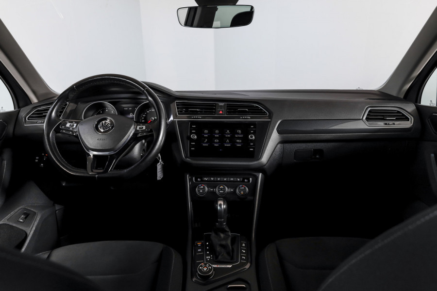 Volkswagen Tiguan 2.0 TSI 4Motion Highline Business R 180 PK | R-Line | Elek. Trekhaak | Adapt. Cruise | Stoel-+Bankverw. | PDC | Camera | NAV + App. Connect | ECC | Elek. Klep | LM 19" |