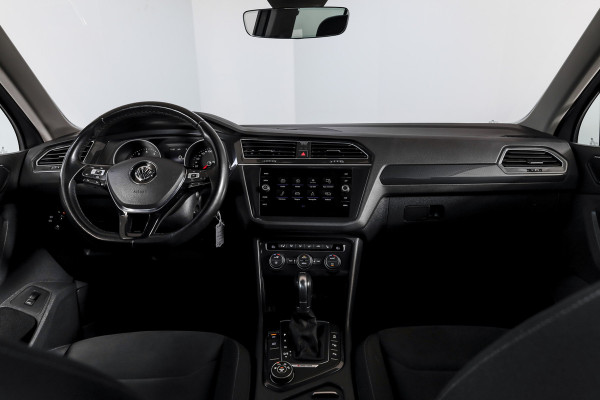 Volkswagen Tiguan 2.0 TSI 4Motion Highline Business R 180 PK | R-Line | Elek. Trekhaak | Adapt. Cruise | Stoel-+Bankverw. | PDC | Camera | NAV + App. Connect | ECC | Elek. Klep | LM 19" |