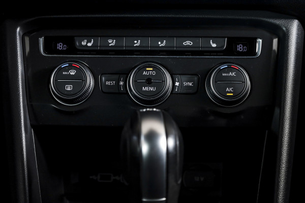 Volkswagen Tiguan 2.0 TSI 4Motion Highline Business R 180 PK | R-Line | Elek. Trekhaak | Adapt. Cruise | Stoel-+Bankverw. | PDC | Camera | NAV + App. Connect | ECC | Elek. Klep | LM 19" |
