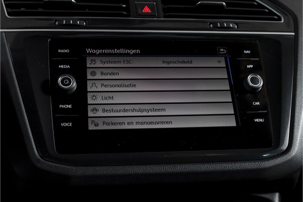 Volkswagen Tiguan 2.0 TSI 4Motion Highline Business R 180 PK | R-Line | Elek. Trekhaak | Adapt. Cruise | Stoel-+Bankverw. | PDC | Camera | NAV + App. Connect | ECC | Elek. Klep | LM 19" |