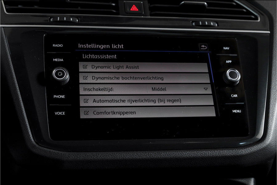 Volkswagen Tiguan 2.0 TSI 4Motion Highline Business R 180 PK | R-Line | Elek. Trekhaak | Adapt. Cruise | Stoel-+Bankverw. | PDC | Camera | NAV + App. Connect | ECC | Elek. Klep | LM 19" |