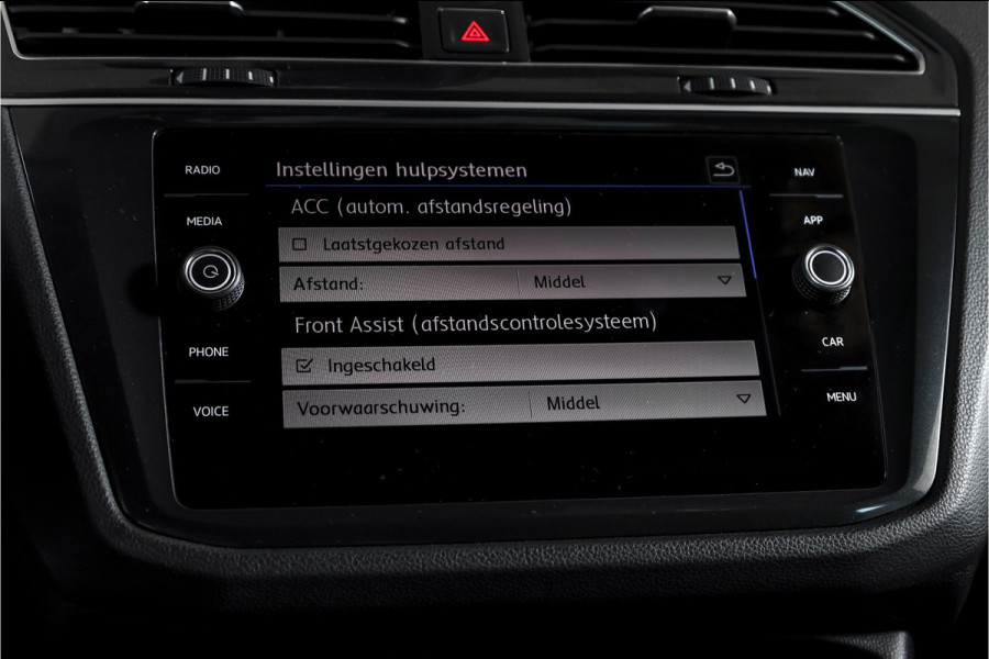 Volkswagen Tiguan 2.0 TSI 4Motion Highline Business R 180 PK | R-Line | Elek. Trekhaak | Adapt. Cruise | Stoel-+Bankverw. | PDC | Camera | NAV + App. Connect | ECC | Elek. Klep | LM 19" |