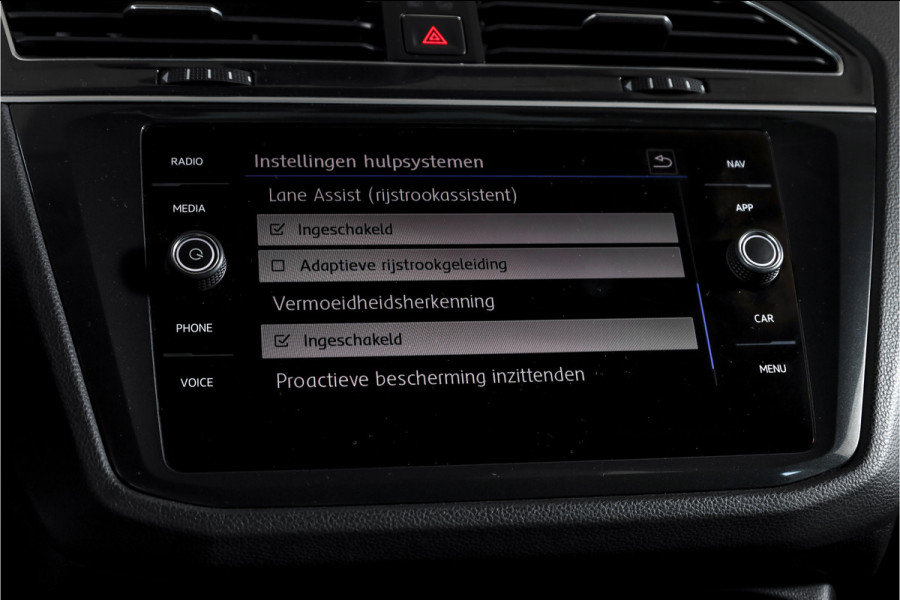 Volkswagen Tiguan 2.0 TSI 4Motion Highline Business R 180 PK | R-Line | Elek. Trekhaak | Adapt. Cruise | Stoel-+Bankverw. | PDC | Camera | NAV + App. Connect | ECC | Elek. Klep | LM 19" |