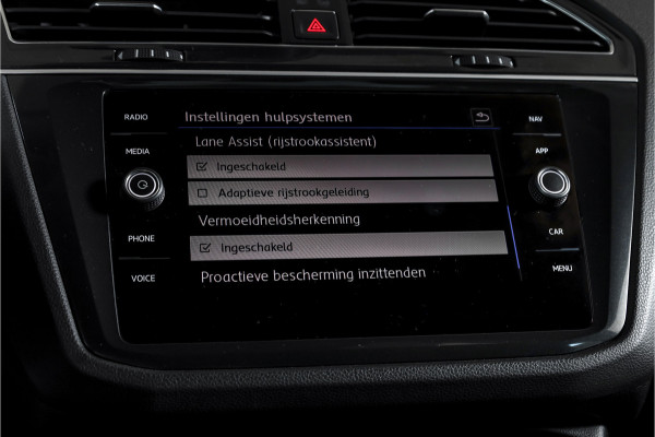 Volkswagen Tiguan 2.0 TSI 4Motion Highline Business R 180 PK | R-Line | Elek. Trekhaak | Adapt. Cruise | Stoel-+Bankverw. | PDC | Camera | NAV + App. Connect | ECC | Elek. Klep | LM 19" |