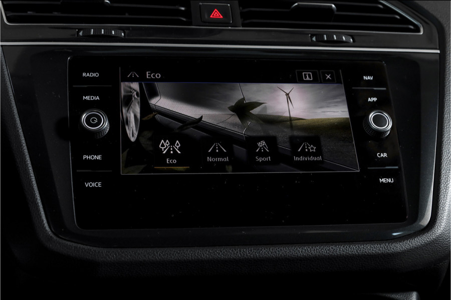 Volkswagen Tiguan 2.0 TSI 4Motion Highline Business R 180 PK | R-Line | Elek. Trekhaak | Adapt. Cruise | Stoel-+Bankverw. | PDC | Camera | NAV + App. Connect | ECC | Elek. Klep | LM 19" |