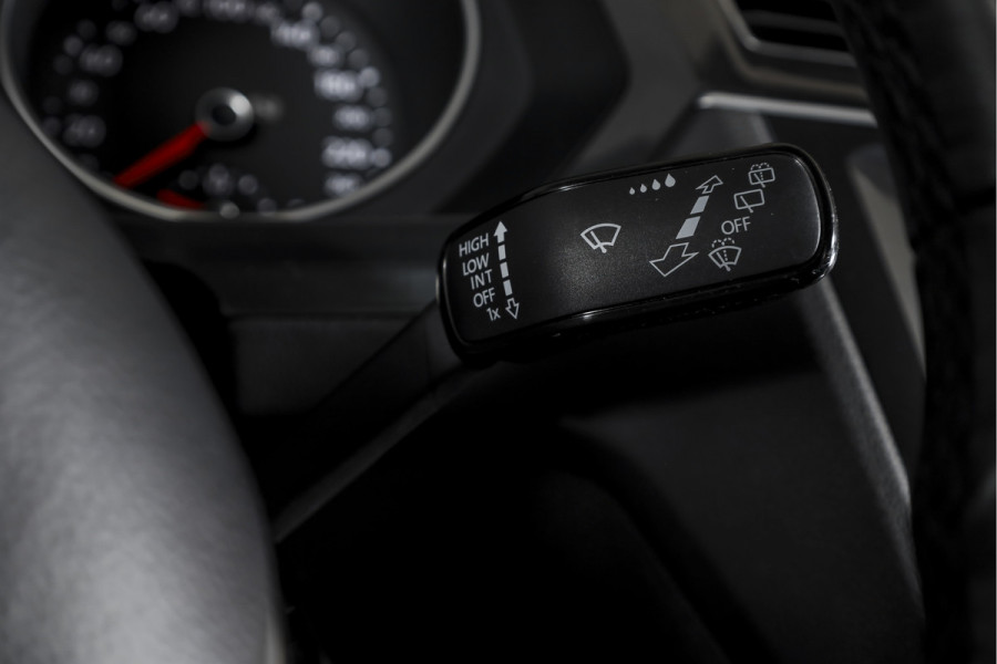 Volkswagen Tiguan 2.0 TSI 4Motion Highline Business R 180 PK | R-Line | Elek. Trekhaak | Adapt. Cruise | Stoel-+Bankverw. | PDC | Camera | NAV + App. Connect | ECC | Elek. Klep | LM 19" |