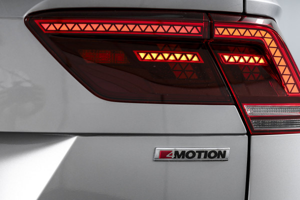 Volkswagen Tiguan 2.0 TSI 4Motion Highline Business R 180 PK | R-Line | Elek. Trekhaak | Adapt. Cruise | Stoel-+Bankverw. | PDC | Camera | NAV + App. Connect | ECC | Elek. Klep | LM 19" |