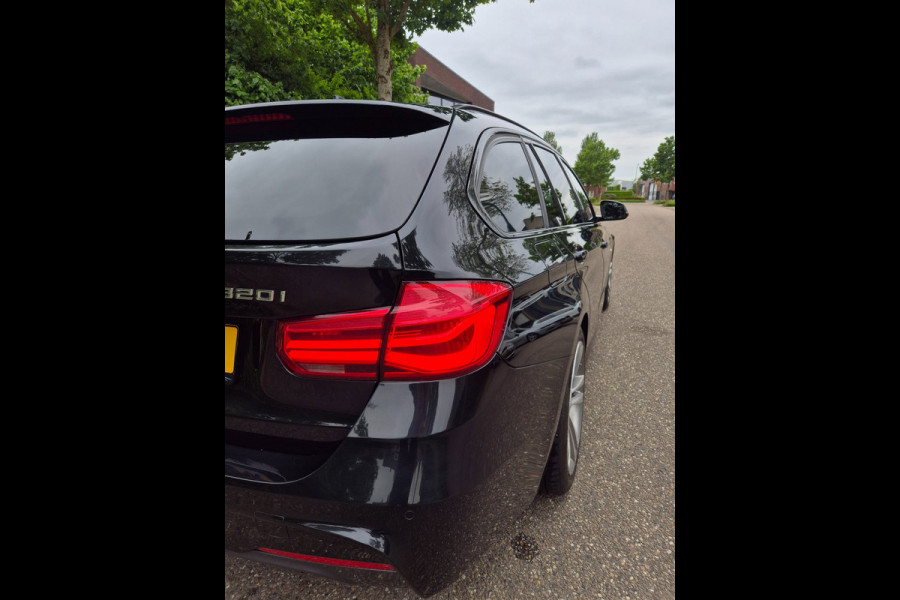BMW 3 Serie Touring 320i M Sport B48 6WB Apple CarPlay Trekhaak Shadowline GR Navi Touch Angle 320i Corporate Lease High Executive