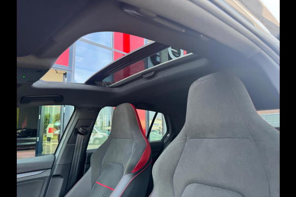 Volkswagen Golf 2.0 TSI GTI Clubsport Panorama LED Head-Up Camera Parksens.