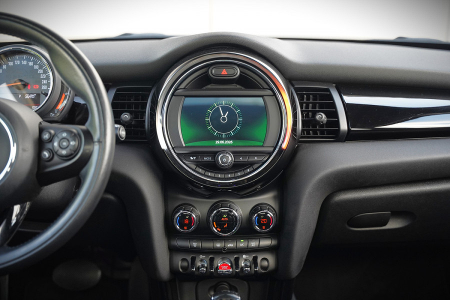 MINI Mini 1.5 Cooper Pepper | Panoramadak | Cruise Control | Apple Carplay | Navigatie | Climate Control | NAP | Dealer Onderhouden | Keyless | Automaat
