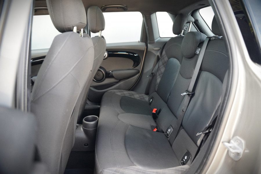 MINI Mini 1.5 Cooper Pepper | Panoramadak | Cruise Control | Apple Carplay | Navigatie | Climate Control | NAP | Dealer Onderhouden | Keyless | Automaat
