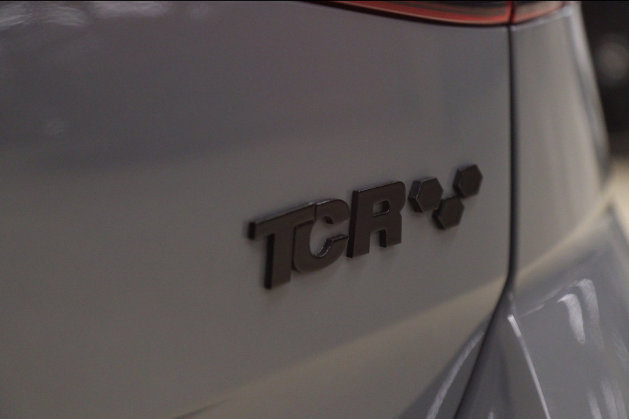 Volkswagen Golf 2.0 TSI GTI TCR /PANO/CARPLAY/CAM/KEYLESS/ACC/DCC/VOL