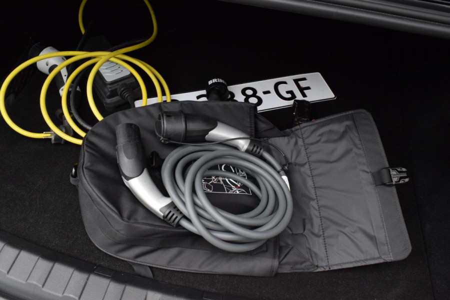 BMW 3-serie 320e M-pakket|Laser|19"|Dak|ACC|Cam|Trekhaak
