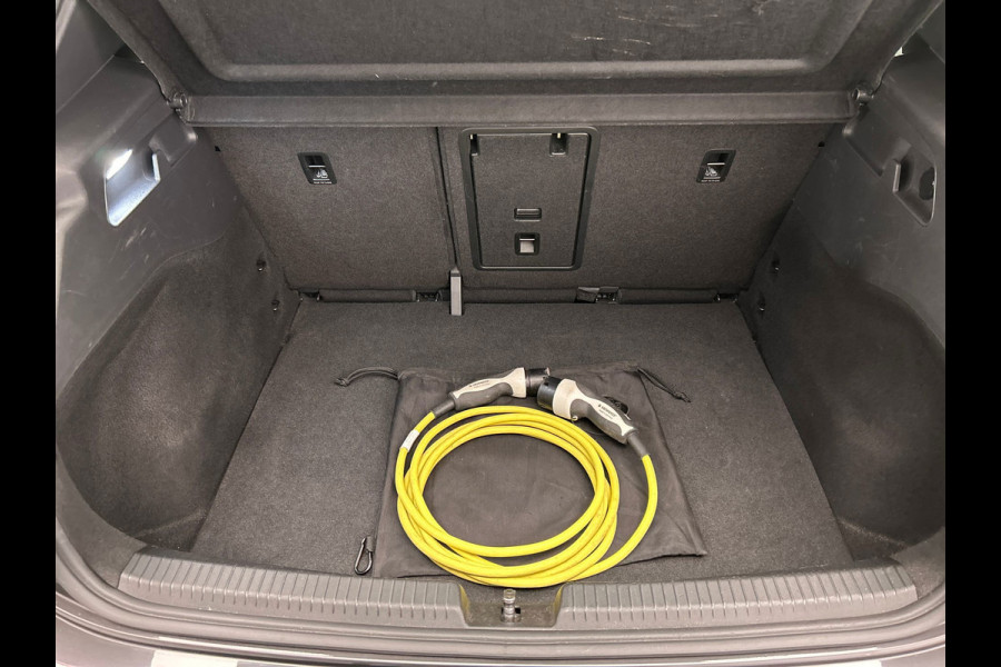 Volkswagen ID.3 First 58 kWh | Keyless | Carplay | Stoel/Stuur verwarming |Camera | Adaptieve Cruise/Control |