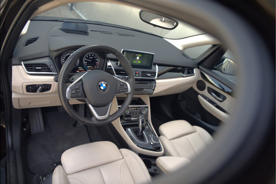 BMW 2 Serie Active Tourer 218i High Executive Luxury Line | Panoramadak | Stoelverwarming | Head-Up Display | Parkeersensoren | Navigatie | Trekhaak | Cruise Control | Climate Control | NAP