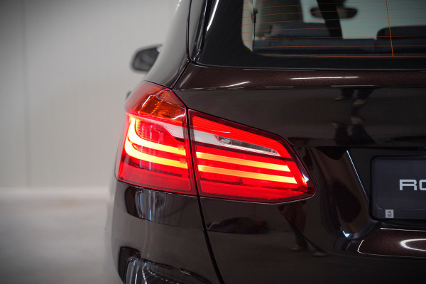 BMW 2 Serie Active Tourer 218i High Executive Luxury Line | Panoramadak | Stoelverwarming | Head-Up Display | Parkeersensoren | Navigatie | Trekhaak | Cruise Control | Climate Control | NAP