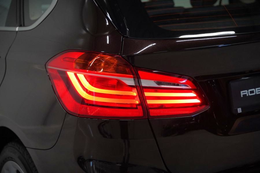 BMW 2 Serie Active Tourer 218i High Executive Luxury Line | Panoramadak | Stoelverwarming | Head-Up Display | Parkeersensoren | Navigatie | Trekhaak | Cruise Control | Climate Control | NAP
