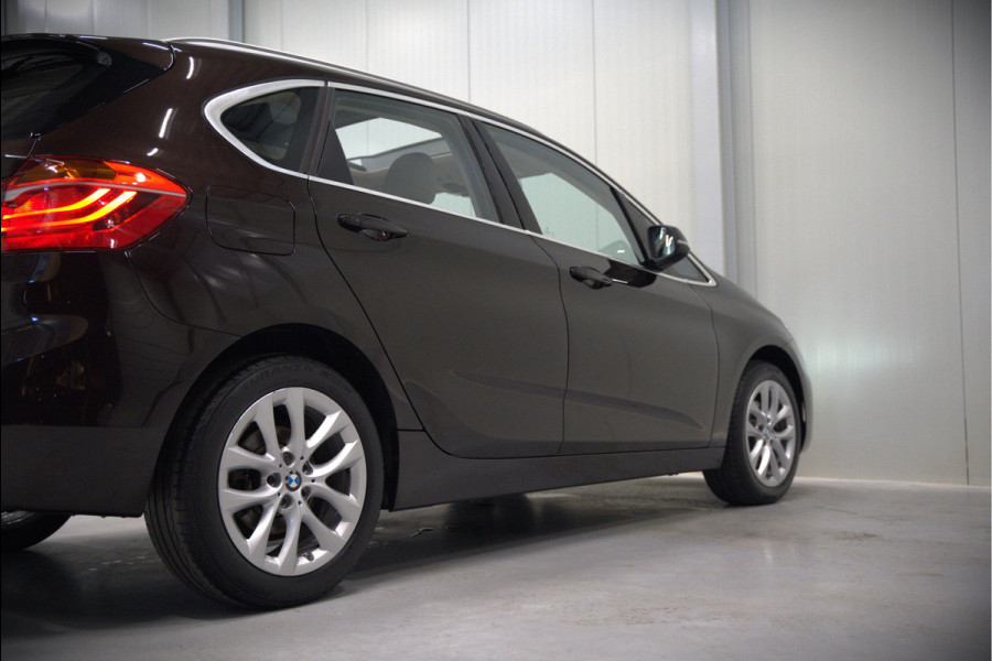 BMW 2 Serie Active Tourer 218i High Executive Luxury Line | Panoramadak | Stoelverwarming | Head-Up Display | Parkeersensoren | Navigatie | Trekhaak | Cruise Control | Climate Control | NAP
