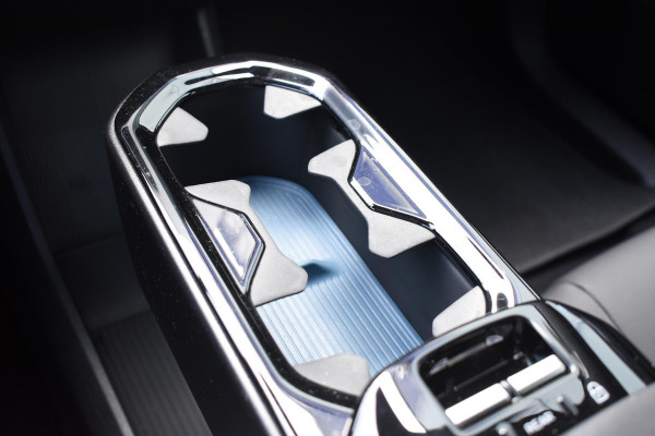 Volvo EX30 272PK Single Motor Extended Range Plus 69 kWh / Adaptive Cruise control / Climate Pack / Achteruitrijcamera / Elektrische achterklep / Harman Kardon / Parkeersensoren V+A