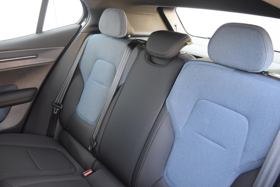 Volvo EX30 272PK Single Motor Extended Range Plus 69 kWh / Adaptive Cruise control / Climate Pack / Achteruitrijcamera / Elektrische achterklep / Harman Kardon / Parkeersensoren V+A