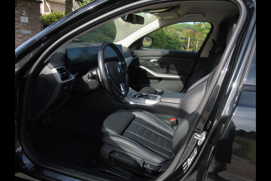 BMW 3 Serie Touring 318i | Facelift model | Apple Carplay | Parkeersensoren | Sportstoelen | 19 Inch | NL-Auto |