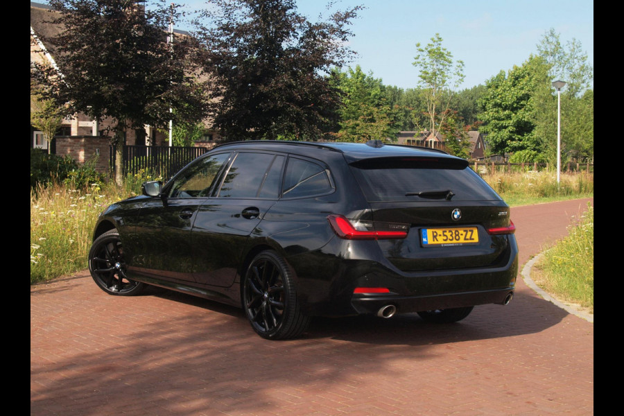 BMW 3 Serie Touring 318i | Facelift model | Apple Carplay | Parkeersensoren | Sportstoelen | 19 Inch | NL-Auto |