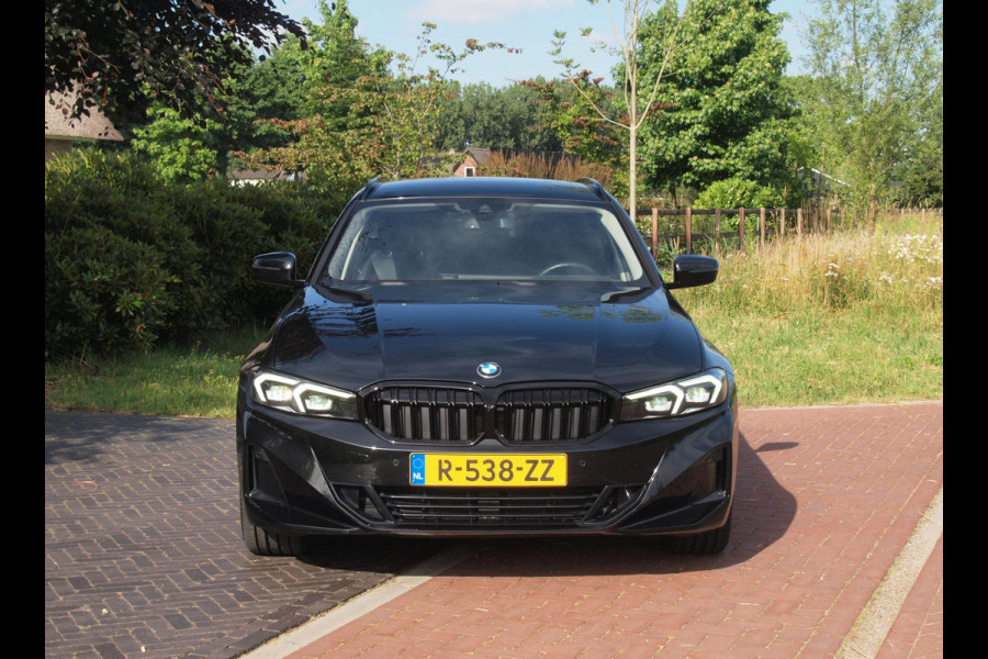 BMW 3 Serie Touring 318i | Facelift model | Apple Carplay | Parkeersensoren | Sportstoelen | 19 Inch | NL-Auto |