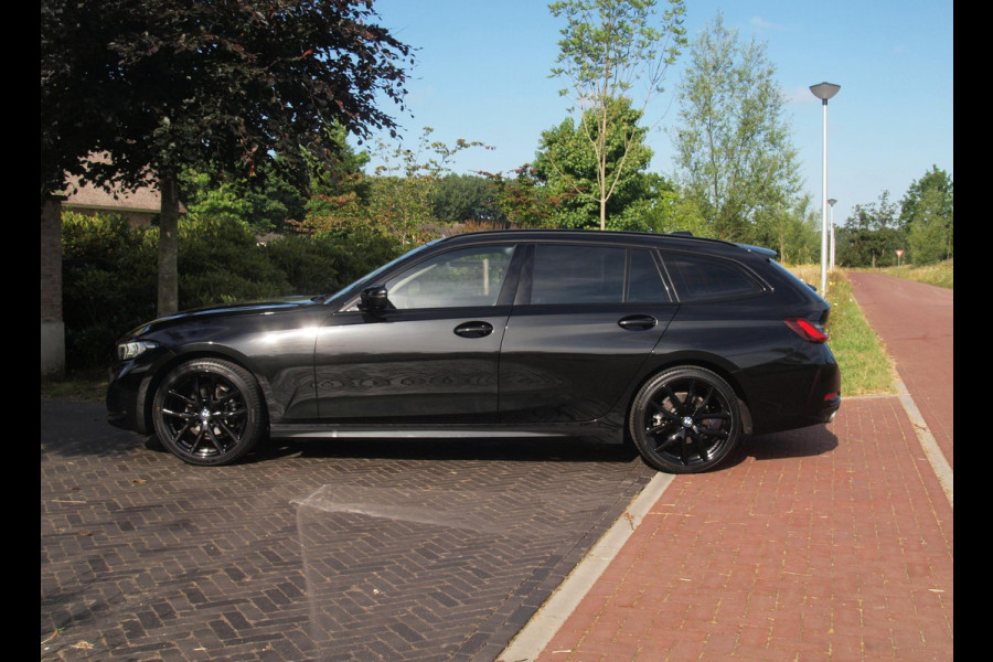 BMW 3 Serie Touring 318i | Facelift model | Apple Carplay | Parkeersensoren | Sportstoelen | 19 Inch | NL-Auto |