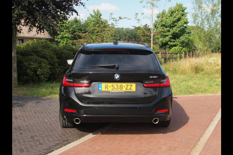 BMW 3 Serie Touring 318i | Facelift model | Apple Carplay | Parkeersensoren | Sportstoelen | 19 Inch | NL-Auto |