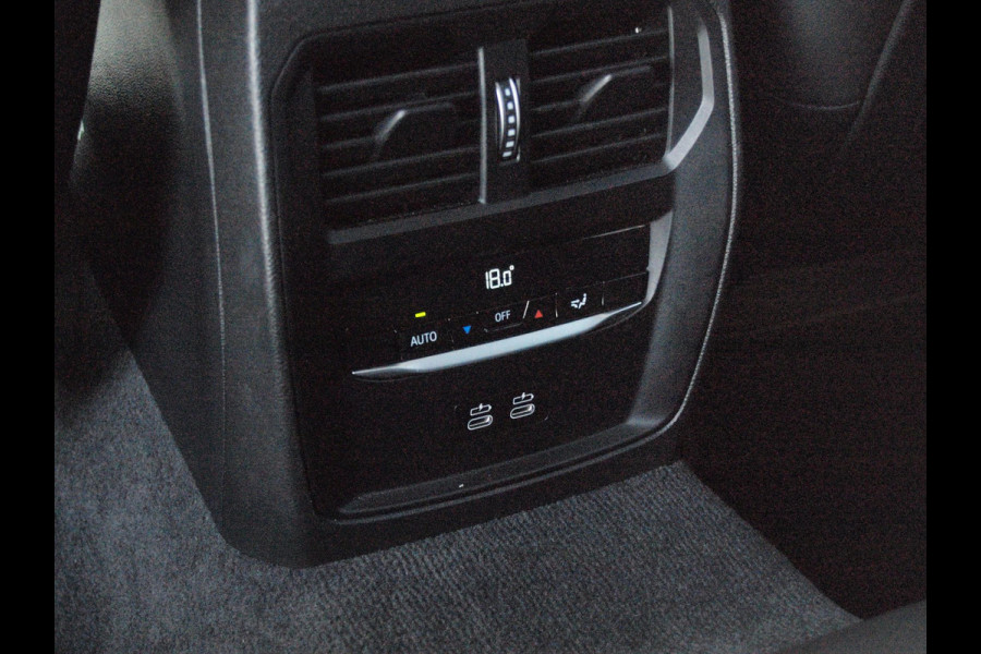 BMW 3 Serie Touring 318i | Facelift model | Apple Carplay | Parkeersensoren | Sportstoelen | 19 Inch | NL-Auto |