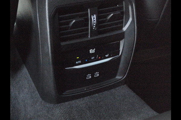 BMW 3 Serie Touring 318i | Facelift model | Apple Carplay | Parkeersensoren | Sportstoelen | 19 Inch | NL-Auto |