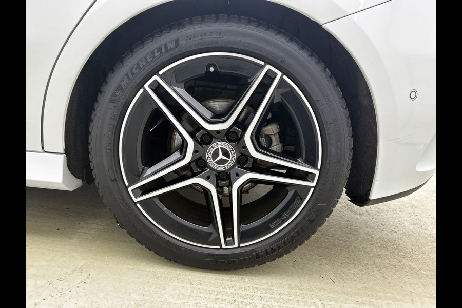 Mercedes-Benz A-Klasse 180 Business Solution AMG Lichtmetalen velgen | Navigatie | MBUX wide screen | Parking support | Inclusief 24 maanden MB Certified garantie voor Europa.