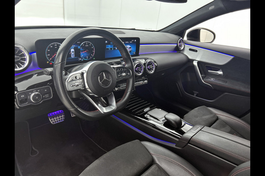 Mercedes-Benz A-Klasse 180 Business Solution AMG Lichtmetalen velgen | Navigatie | MBUX wide screen | Parking support | Inclusief 24 maanden MB Certified garantie voor Europa.