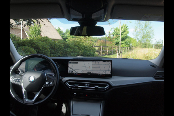 BMW 3 Serie Touring 318i | Facelift model | Apple Carplay | Parkeersensoren | Sportstoelen | 19 Inch | NL-Auto |