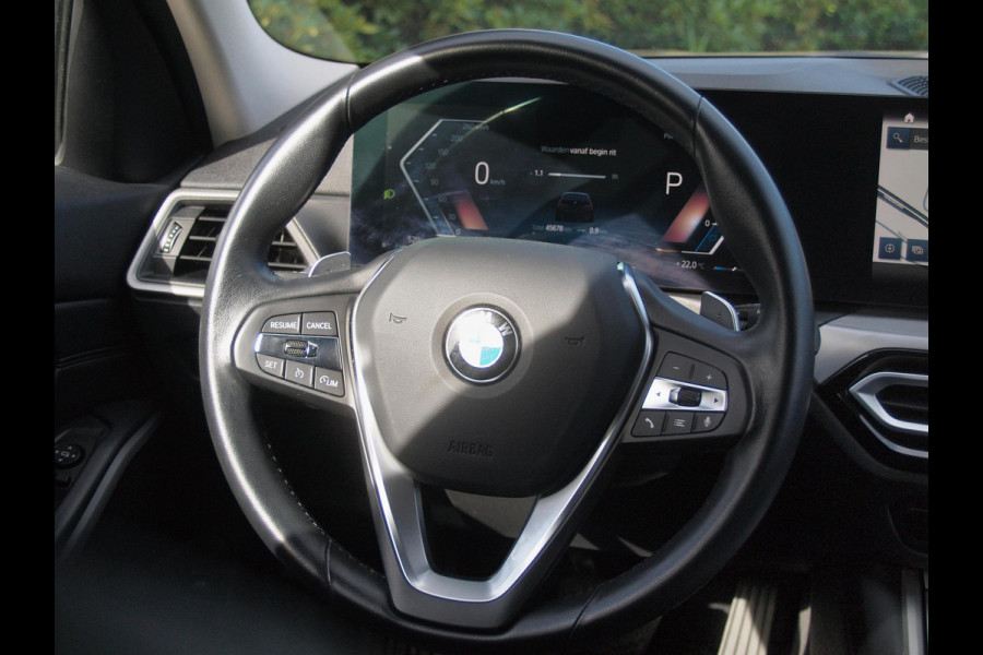 BMW 3 Serie Touring 318i | Facelift model | Apple Carplay | Parkeersensoren | Sportstoelen | 19 Inch | NL-Auto |