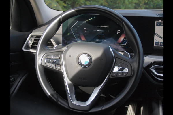 BMW 3 Serie Touring 318i | Facelift model | Apple Carplay | Parkeersensoren | Sportstoelen | 19 Inch | NL-Auto |