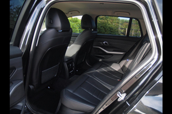 BMW 3 Serie Touring 318i | Facelift model | Apple Carplay | Parkeersensoren | Sportstoelen | 19 Inch | NL-Auto |