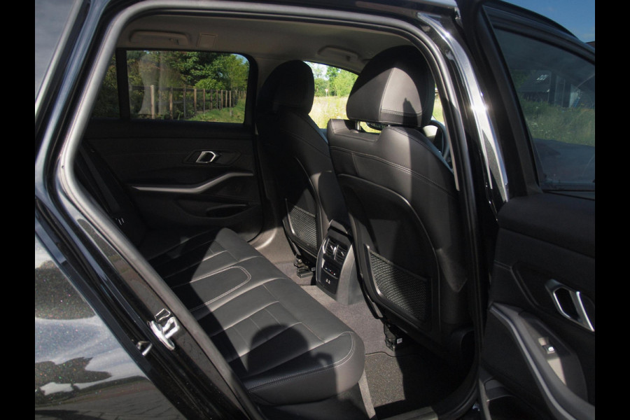 BMW 3 Serie Touring 318i | Facelift model | Apple Carplay | Parkeersensoren | Sportstoelen | 19 Inch | NL-Auto |
