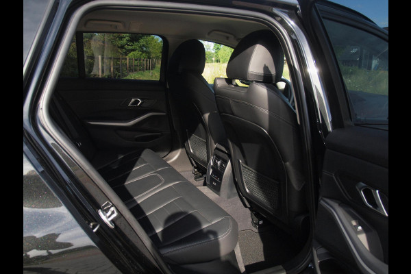 BMW 3 Serie Touring 318i | Facelift model | Apple Carplay | Parkeersensoren | Sportstoelen | 19 Inch | NL-Auto |