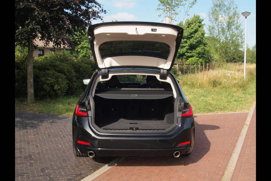 BMW 3 Serie Touring 318i | Facelift model | Apple Carplay | Parkeersensoren | Sportstoelen | 19 Inch | NL-Auto |