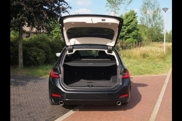 BMW 3 Serie Touring 318i | Facelift model | Apple Carplay | Parkeersensoren | Sportstoelen | 19 Inch | NL-Auto |
