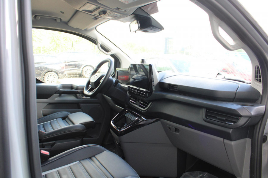 Ford Transit Custom 320 2.5 PHEV L2H1 Grey Platinum DC | Ruime Voorraad! | Dubbele Cabine Of Gesloten Bestel | Rijklaar | Ford Voorraad | Dubbele zijschuifdeur | Dual-zone automatische airconditioning | Privacy glass | Groot middenconsole | Trekhaakvoorbereiding | Centrale dubbele vergrendeling | Driver Assistent Pack Ultimate | Verwarmbaar stuurwiel | 2 AGM accus | PHEV 1-fase oplaadkabel 10m | Vehicle Integration System