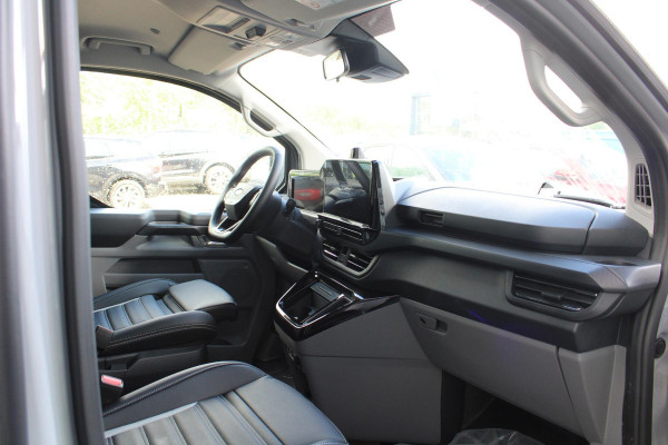 Ford Transit Custom 320 2.5 PHEV L2H1 Grey Platinum DC | Ruime Voorraad! | Dubbele Cabine Of Gesloten Bestel | Rijklaar | Ford Voorraad | Dubbele zijschuifdeur | Dual-zone automatische airconditioning | Privacy glass | Groot middenconsole | Trekhaakvoorbereiding | Centrale dubbele vergrendeling | Driver Assistent Pack Ultimate | Verwarmbaar stuurwiel | 2 AGM accus | PHEV 1-fase oplaadkabel 10m | Vehicle Integration System