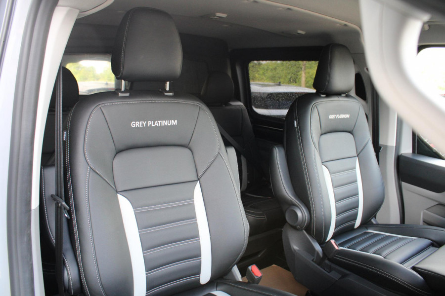 Ford Transit Custom 320 2.5 PHEV L2H1 Grey Platinum DC | Ruime Voorraad! | Dubbele Cabine Of Gesloten Bestel | Rijklaar | Ford Voorraad | Dubbele zijschuifdeur | Dual-zone automatische airconditioning | Privacy glass | Groot middenconsole | Trekhaakvoorbereiding | Centrale dubbele vergrendeling | Driver Assistent Pack Ultimate | Verwarmbaar stuurwiel | 2 AGM accus | PHEV 1-fase oplaadkabel 10m | Vehicle Integration System