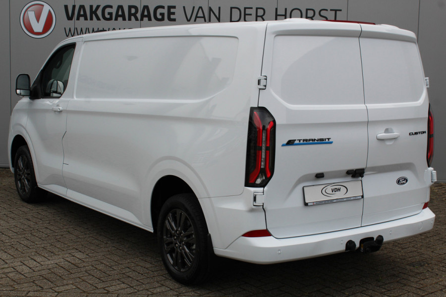 Ford E-Transit Custom ELEKTRISCH 320 L2H1 Limited 65 kWh 218 pk Meerprijs 17" lichtmetalen wielen €. 1.500,- Autm. airco, stoel-, spiegel- en voorraamverw., camera, trekhaak, cruise cntrl, navigatie by Apple Carplay/ Android auto, telefoonvoorb., LED verl. etc.