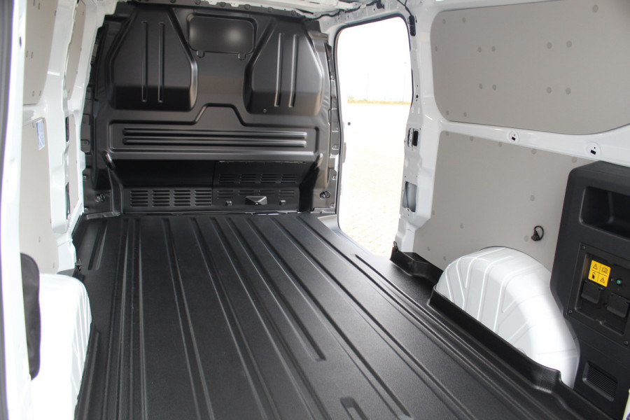 Ford E-Transit Custom ELEKTRISCH 320 L2H1 Limited 65 kWh 218 pk Meerprijs 17" lichtmetalen wielen €. 1.500,- Autm. airco, stoel-, spiegel- en voorraamverw., camera, trekhaak, cruise cntrl, navigatie by Apple Carplay/ Android auto, telefoonvoorb., LED verl. etc.